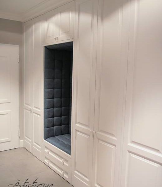 Białe stylowe szafy wnękowe 2